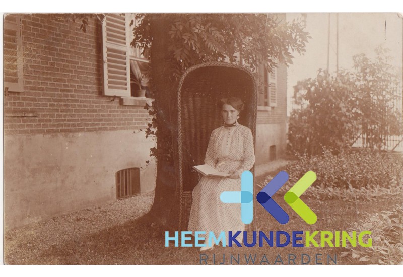br153 Paula vd Loo in strandstoel, Hoek huis , Lobith